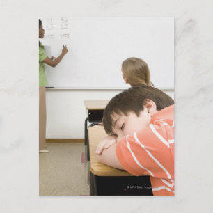 Carte Postale Garçon dormant sur le bureau dans la salle de clas