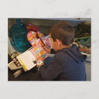Garçon explorant des tours de magie et des jouets
