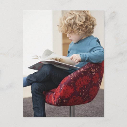 Carte Postale Garçon lisant un livre (Devant)