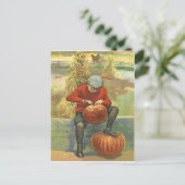 Carte Postale Garçon sculptant une citrouille de Jack O Lantern (Debout devant)