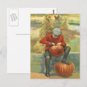 Carte Postale Garçon sculptant une citrouille de Jack O Lantern (Devant / Derrière)