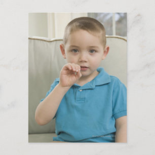 Carte Postale Garçon signant la lettre 'O' en signe américain