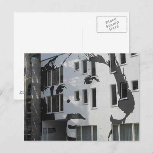 Carte Postale garçon sur mur (Devant / Derrière)