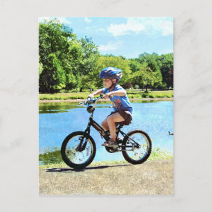 Carte Postale Garçon sur son vélo