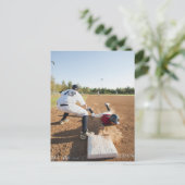 Carte Postale Garçons (10-11) jouant au baseball (Debout devant)