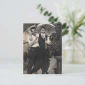 Carte Postale Garçons parapluies (Debout devant)