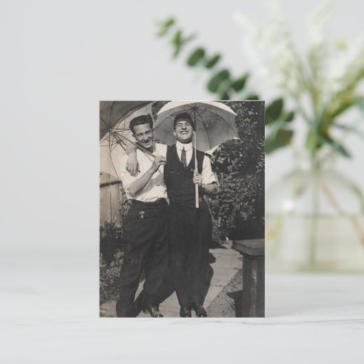 Carte Postale Garçons parapluies (Debout devant)