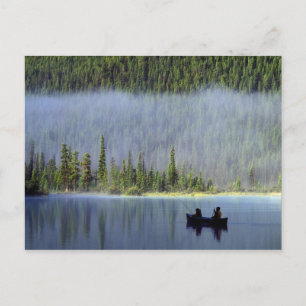 Carte Postale Garçons pêchant du canot avec de la brume dans