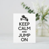 Carte Postale Gardez le calme et sautez dessus (Debout devant)