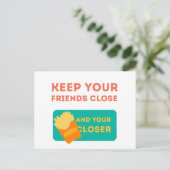 Carte Postale Gardez vos amis proches (Debout devant)