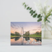 Carte Postale Gateway Arch, St. Louis, Missouri, USA (Debout devant)