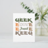 Carte Postale Geek pas Freak (Debout devant)