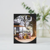 Carte Postale Geisha visite à l'extérieur d'une maison de thé da (Debout devant)