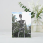 Carte postale Giant Skeleton Halloween (Debout devant)