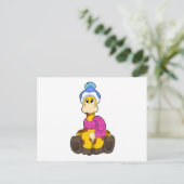 Carte Postale Girafe en Hiver avec Écharpe & Chapeau (Debout devant)