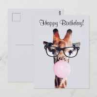 Girafe portant des lunettes soufflant du chewing-g