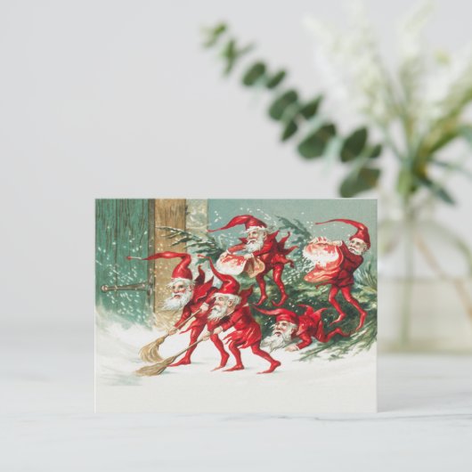 Carte Postale Gnomes sweeping snow with a broom (Debout devant)