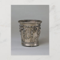 Gobelet en relief avec squelettes tenant des masqu