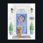 Carte Postale Golden Honey Cockapoo Moving Faire-part<br><div class="desc">Annoncez votre nouvelle adresse avec notre faire-part élégante avec un Cockapou au miel doré,  porte d'entrée bleue,  tapis de bienvenue,  ardoise,  topiaires et une couronne fleurie posée sur un arrière - plan en brique grise.</div>