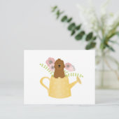 Carte Postale Goldendoodle Dans L'Arrosage Can Jaune (Debout devant)