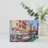 Carte Postale gondole traditionnelle à Venise (Debout devant)