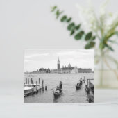 Carte Postale Gondolier noir et blanc à Venise (Debout devant)
