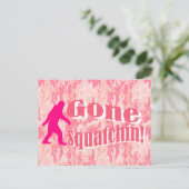 Carte Postale Gone Squatching sur camouflage rose (Debout devant)