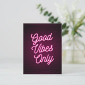 Carte Postale Good Vibes uniquement (rose) (Debout devant)