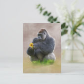 Carte Postale Gorille et marguerite jaune (Debout devant)