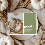Carte Postale Grâces   Bienheureuse Photo Green Thanksgiving<br><div class="desc">Célébrez la saison de la gratitude avec ce carte photo gracieux béni de Thanksgiving dans une chaude palette de vert olive. Doté d'un design scindé moderne avec votre photo de famille d'un côté et des voeux de vacances sincères de l'autre, cette carte minimaliste allie élégance et confort. Une façon intemporelle...</div>