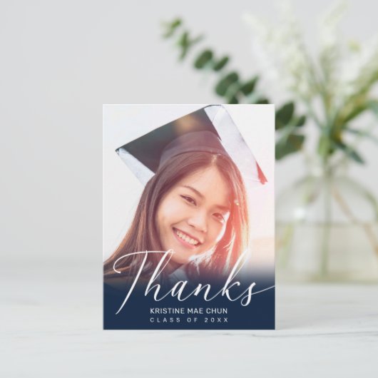 Carte Postale Graduation Photo Script moderne Merci bleu (Debout devant)