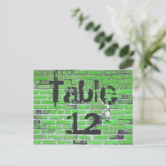 Carte Postale Graffiti en briques vertes Numéro du tableau de ré (Debout devant)