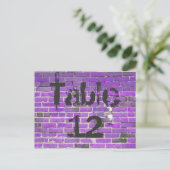 Carte Postale Graffiti en briques violettes Numéro du tableau de (Debout devant)