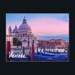 Carte Postale Grand Canal avec gondoles et église à Venise<br><div class="desc">Basilique de Père Noël Maria della Salute. Coucher de soleil sur Grand Canal avec des gondoles et l'église à Venise</div>