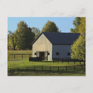 Carte Postale Grange à la ferme à cheval pur au lever du soleil,