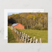 Carte Postale Grange rouge et fencerow le long de la crête bleue (Devant / Derrière)