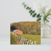 Carte Postale Grange rouge et fencerow le long de la crête bleue (Debout devant)