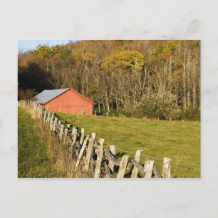 Carte Postale Grange rouge et rangée de clôture le long du Blue