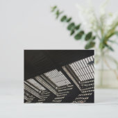 Carte Postale Grate de métro (Debout devant)