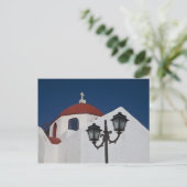 Carte Postale Grèce, Mykonos, Chapelle à dôme rouge et (Debout devant)