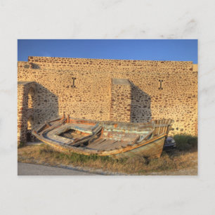 Carte Postale Grèce, Santorin, Oia. Vieux bateau de pêche à sec