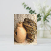 Carte Postale Grenouille crapaud tenant une photo miniature de l (Debout devant)