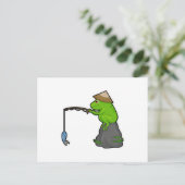Carte Postale Grenouille sur pierre à la pêche avec bâtonnet de  (Debout devant)