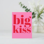 Carte Postale Gros Baiser ! Modern Bold Red - Typographie rose c (Debout devant)