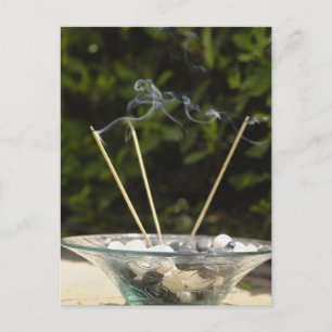 Carte Postale Gros plan de bâtons d'encens brûlants avec des gal