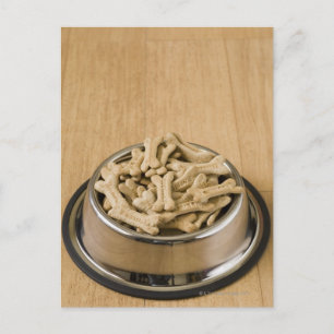 Carte Postale Gros plan de biscuits de chien dans un bol à chien