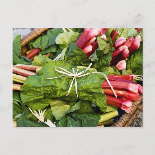 Carte Postale Gros plan de bouquets de rhubarbe dans le panier (Devant)