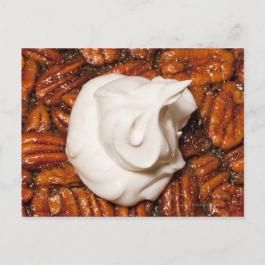 Carte Postale gros plan de la tarte au pacan avec crème fouettée (Devant)