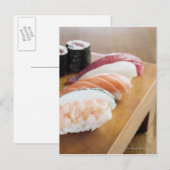 Carte Postale Gros plan de sushis sur une table (Devant / Derrière)