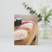 Carte Postale Gros plan de sushis sur une table (Debout devant)